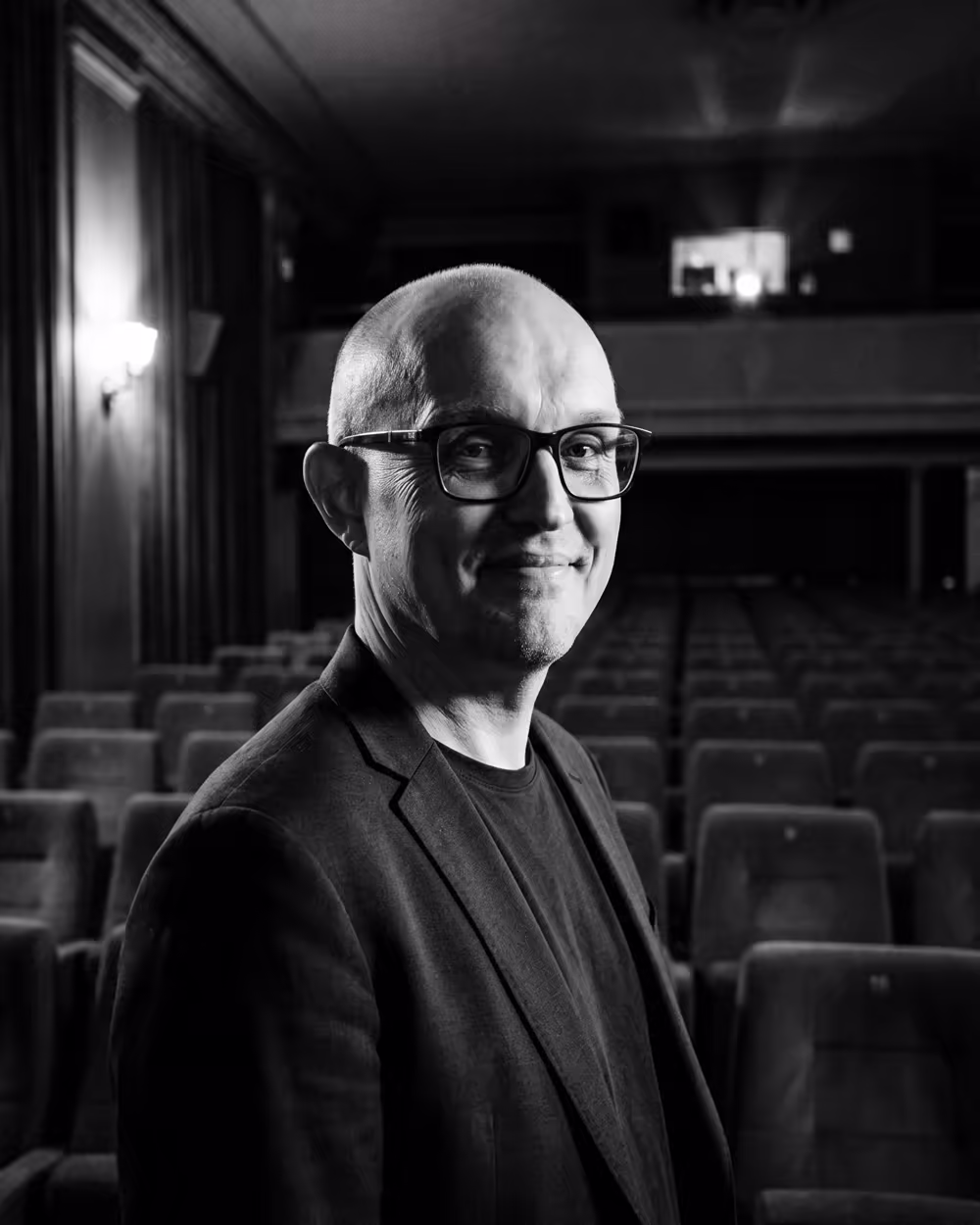 Gordon Kristensen i en biografsal, sort-hvid portræt